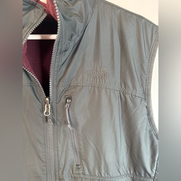 North Face Men’s Reversible Maroon & Black Zip Up Vest - Size Medium - Picture 7 of 13